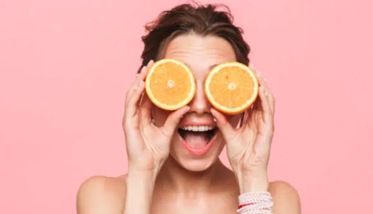 loi ich cua vitamin c doi voi da khong nen bo qua hinh anh 2
