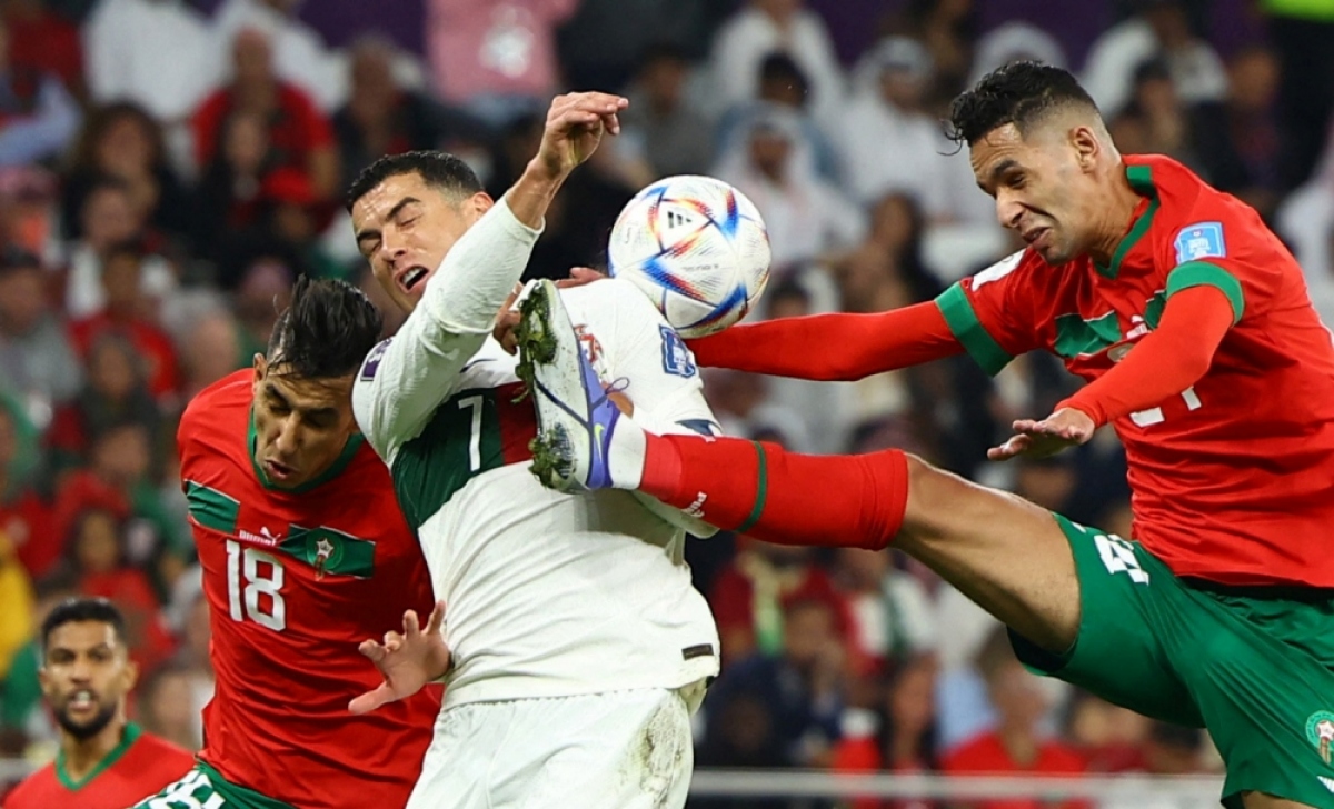 ronaldo khoc nuc no khi bo Dao nha bi loai, cau thu morocco chay toi dong vien hinh anh 3