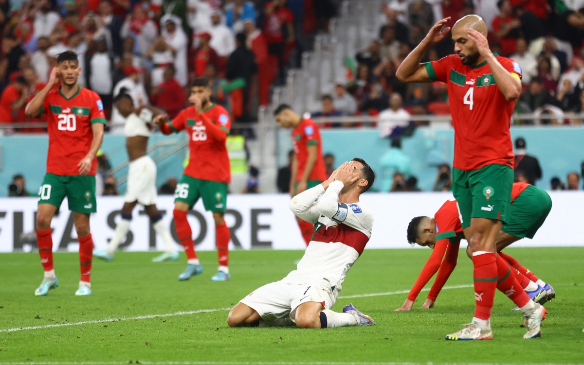 Thật đáng tiếc khi Ronaldo phải khóc sau khi đội tuyển Bồ Đào Nha bị loại khỏi World Cup, đặc biệt là khi chơi với đội tuyển Morocco. Nhưng chính những trận đấu đó cũng cho thấy sự cần cù và tài năng của các cầu thủ. Hãy cùng xem ảnh và cảm nhận sự kết nối của một đội bóng và sức mạnh của một cầu thủ đích thực.