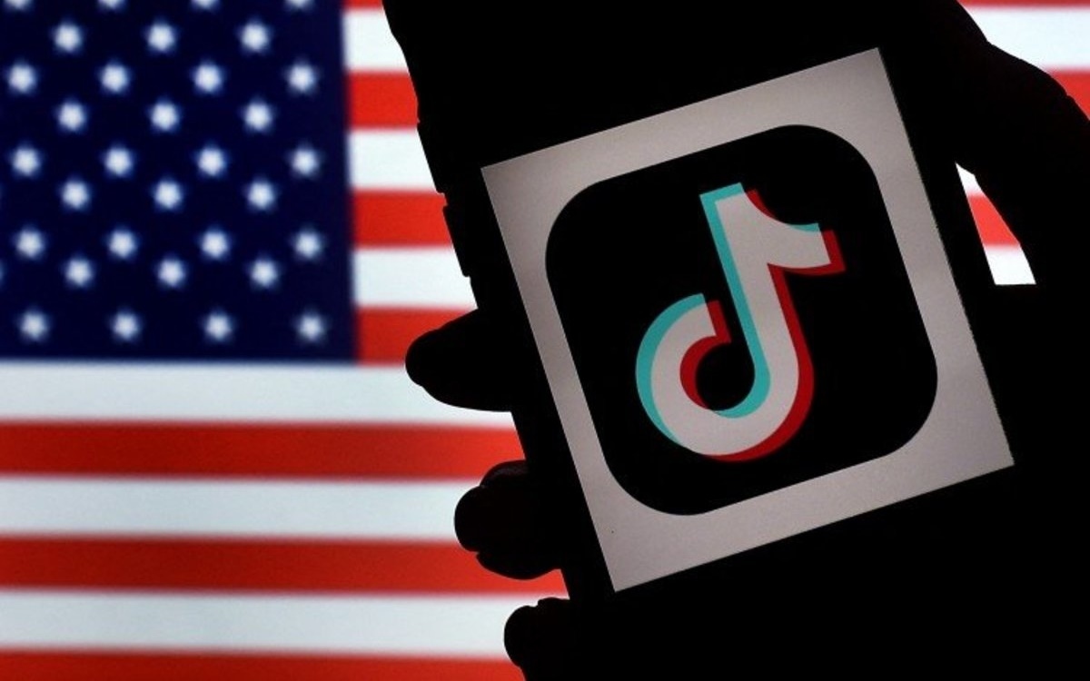 Logo TikTok bên quốc kỳ Mỹ. Ảnh: The Street.