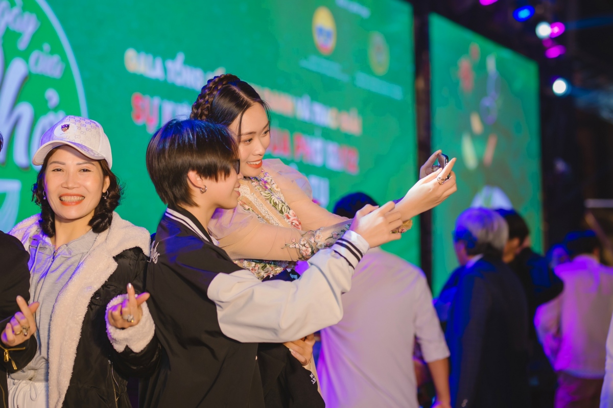 hoa hau ban mai mang ca vuon hong tinh yeu cua vo viet chung di su kien hinh anh 2