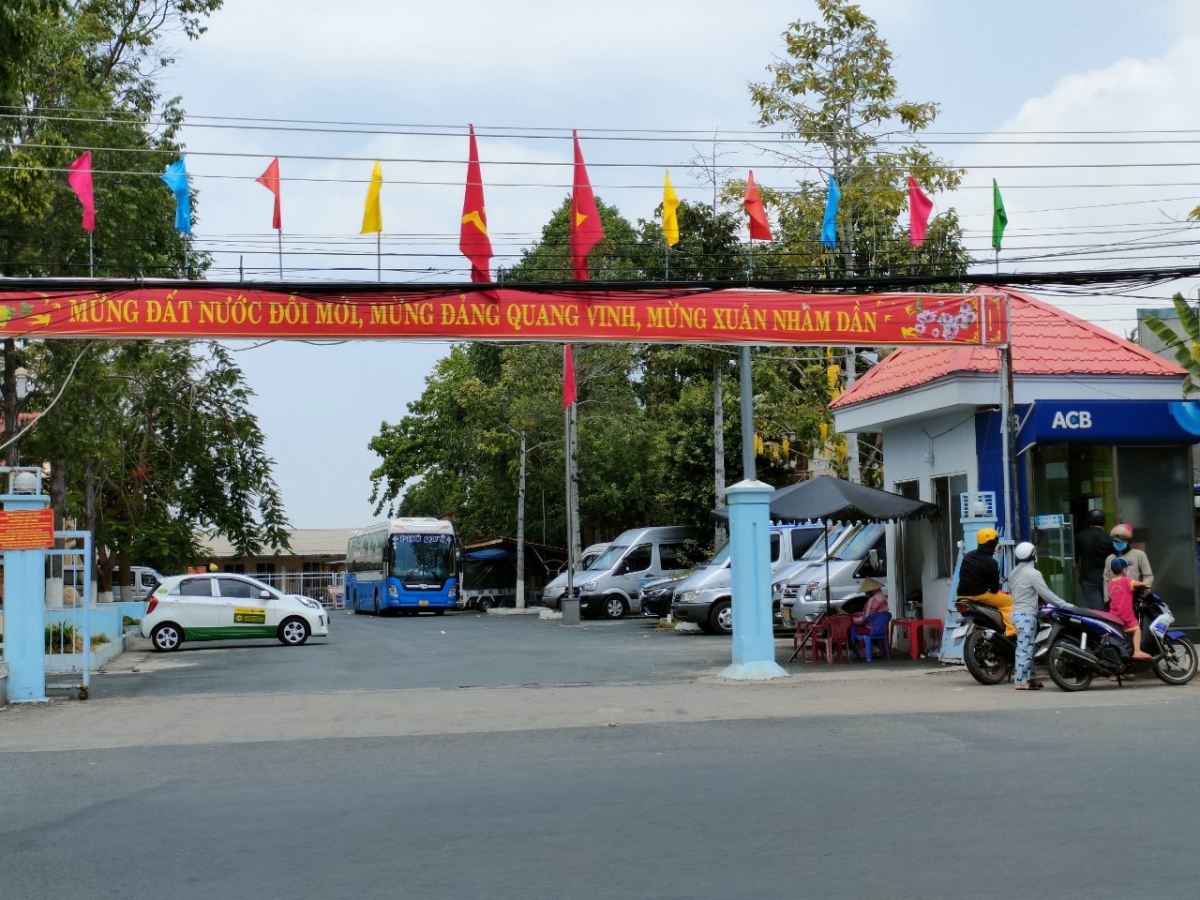 tháo gỡ bất hợp lý tại khu vực miếu bà chúa xứ núi sam hình ảnh 1 thao go bat hop ly tai khu vuc mieu ba chua xu nui sam hinh anh 1