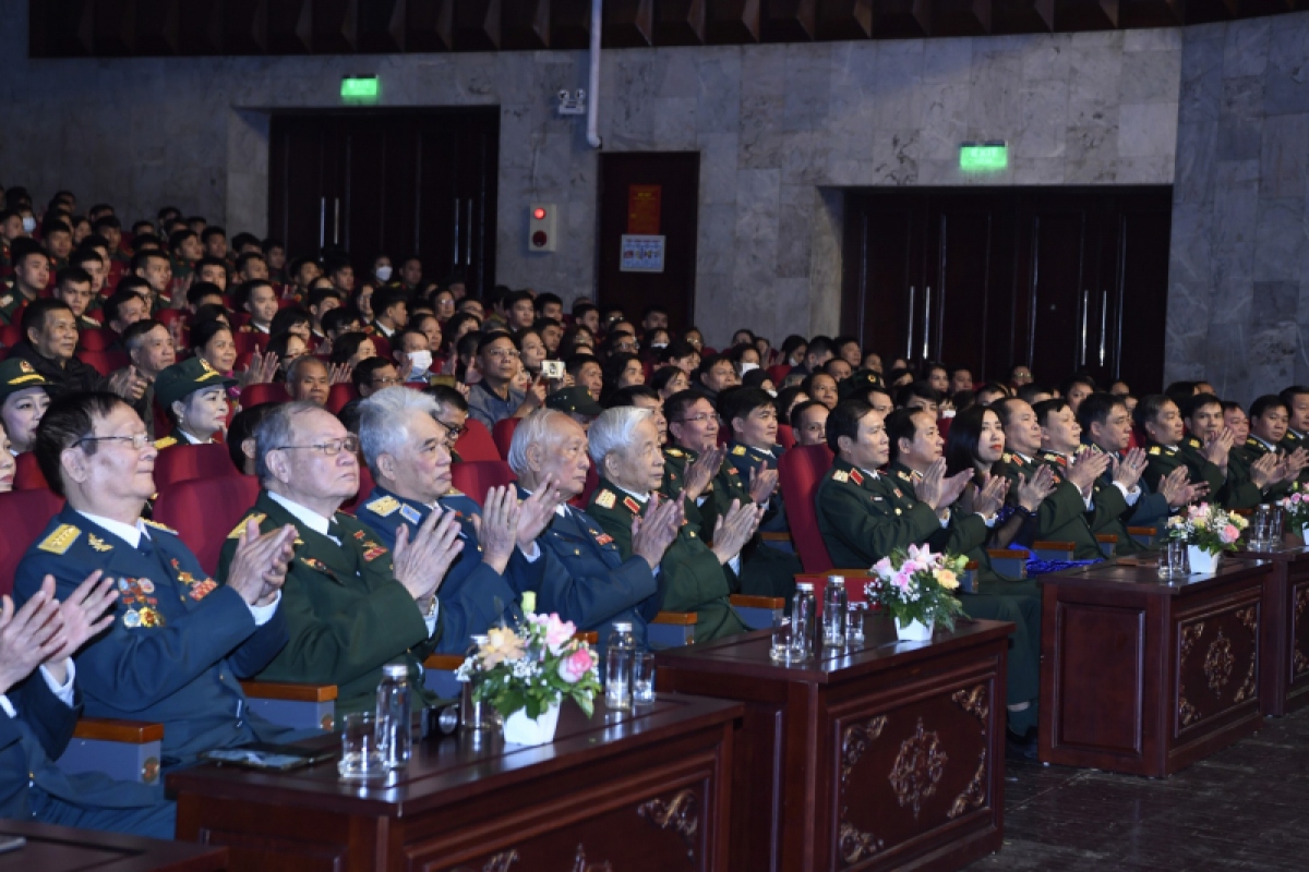 vang mãi bản hùng ca bầu trời - niềm tự hào về một thủ đô oai hùng hình ảnh 1 vang mai ban hung ca bau troi - niem tu hao ve mot thu do oai hung hinh anh 1