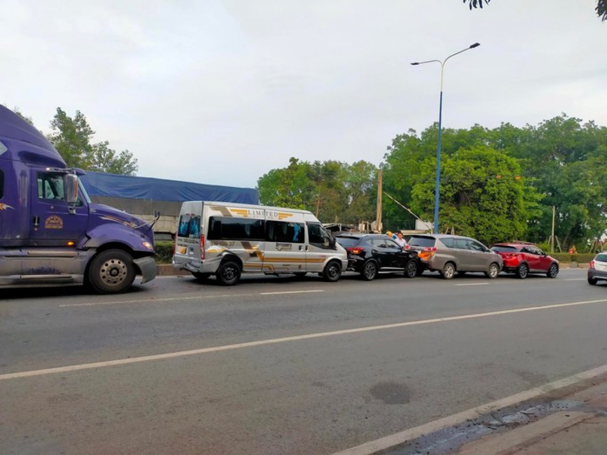 xe container và 4 ô tô tông liên hoàn trên đường huyết mạch ở bình dương hình ảnh 1 xe container va 4 o to tong lien hoan tren duong huyet mach o binh duong hinh anh 1