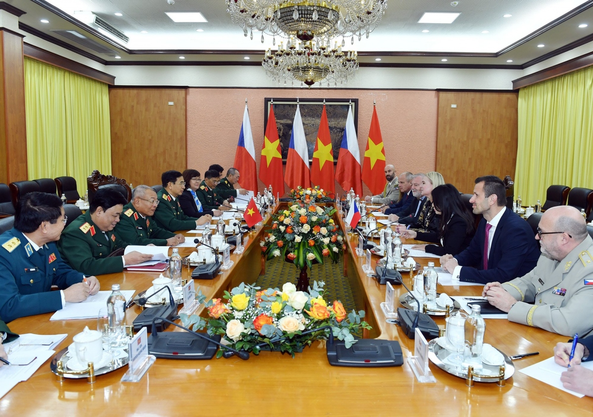 bo truong quoc phong ch czech tham viet nam, du trien lam quoc phong quoc te hinh anh 4