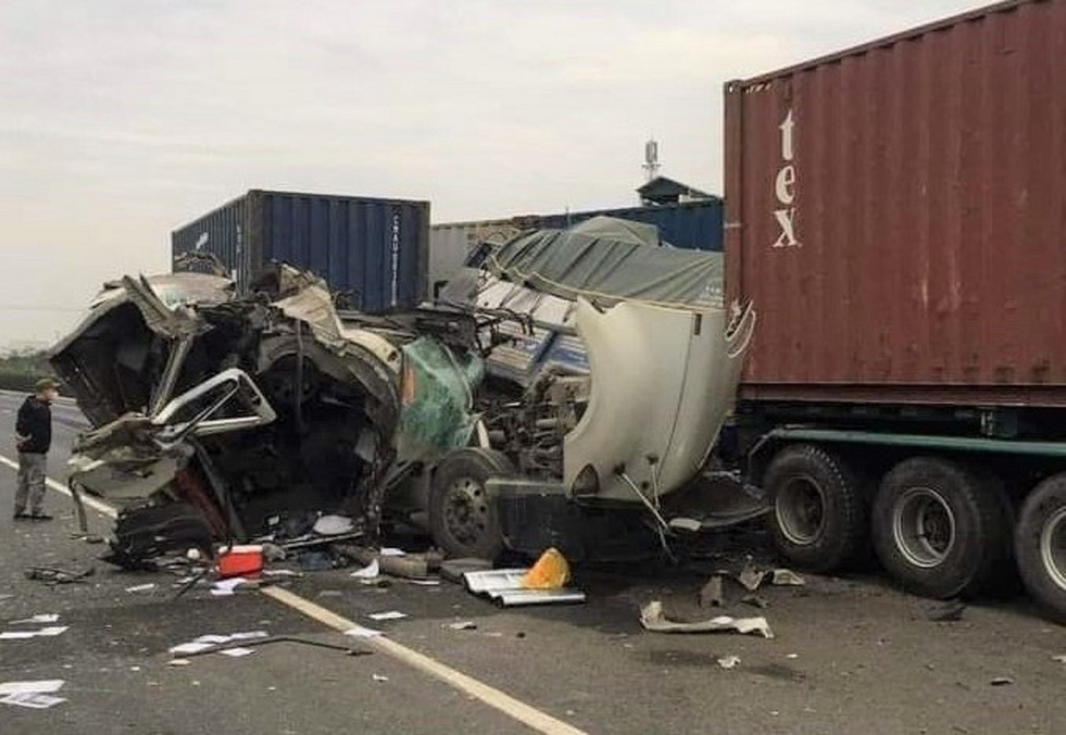 nhiều xe container đâm liên hoàn trên quốc lộ 5, 3 người thương vong hình ảnh 1 nhieu xe container dam lien hoan tren quoc lo 5, 3 nguoi thuong vong hinh anh 1