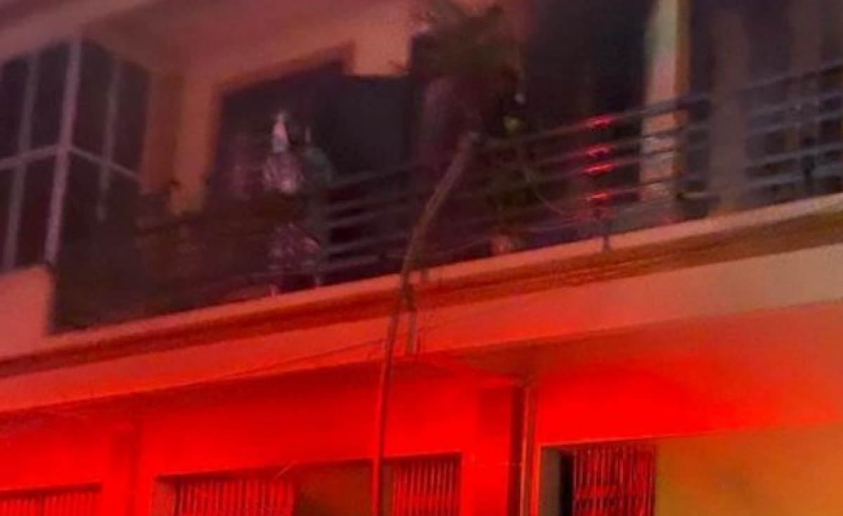 nguoi dan ong o ha noi tu vong nghi do dot lua suoi am trong nha hinh anh 1