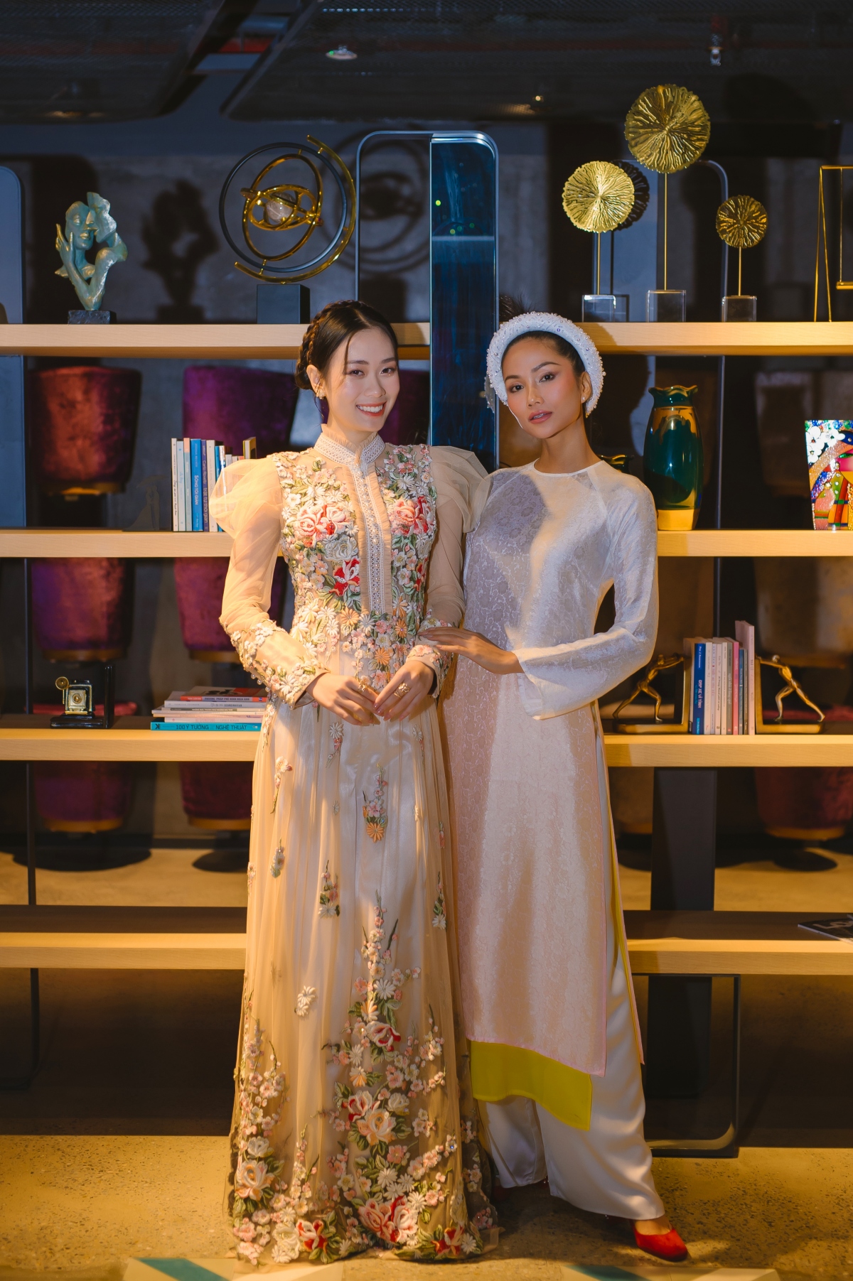hoa hau ban mai mang ca vuon hong tinh yeu cua vo viet chung di su kien hinh anh 7