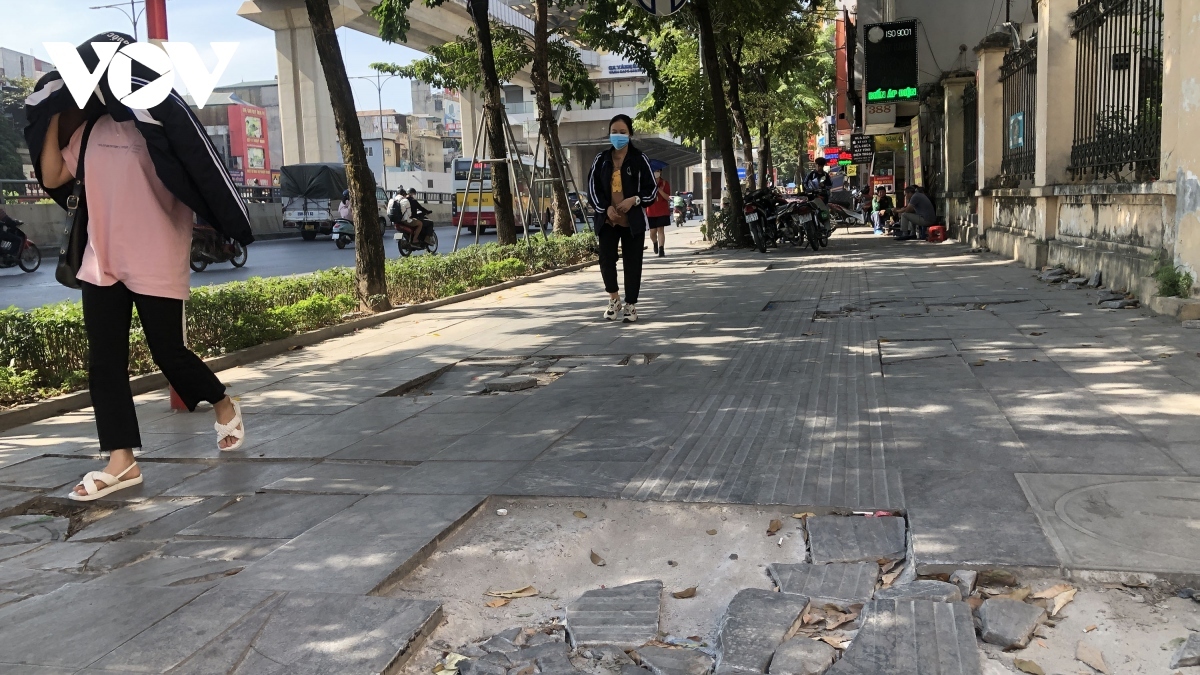hà nội yêu cầu làm rõ nguyên nhân đá lát vỉa hè vỡ nát sau thời gian ngắn sử dụng hình ảnh 1 ha noi yeu cau lam ro nguyen nhan da lat via he vo nat sau thoi gian ngan su dung hinh anh 1