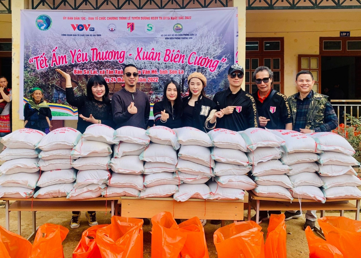 trao qua tet cho ba con nguoi mong o ban sa lai son la hinh anh 3