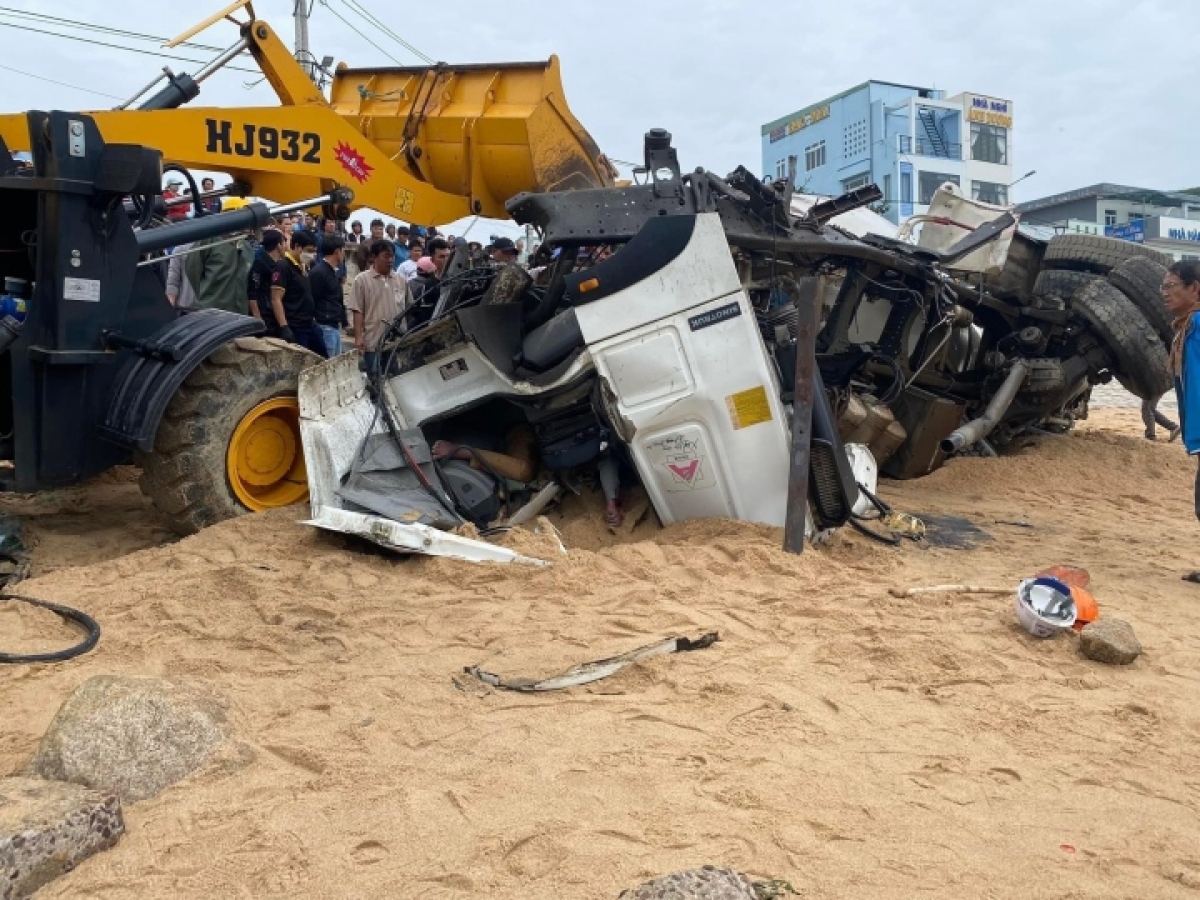 xe trộn bê tông lao ra biển, 1 người chết 2 người bị thương hình ảnh 1 xe tron be tong lao ra bien, 1 nguoi chet 2 nguoi bi thuong hinh anh 1