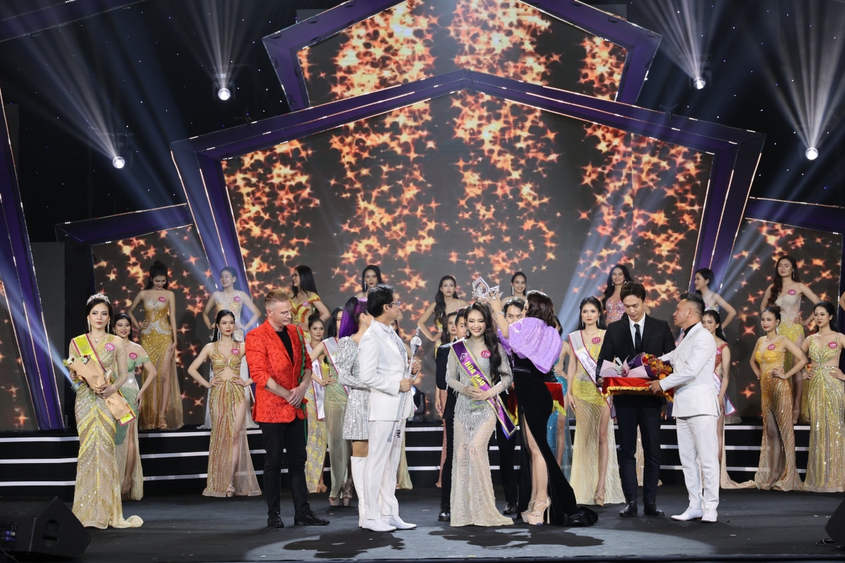 nu sinh Dai hoc quoc gia ha noi dang quang hoa hau viet nam thoi dai 2022 hinh anh 3