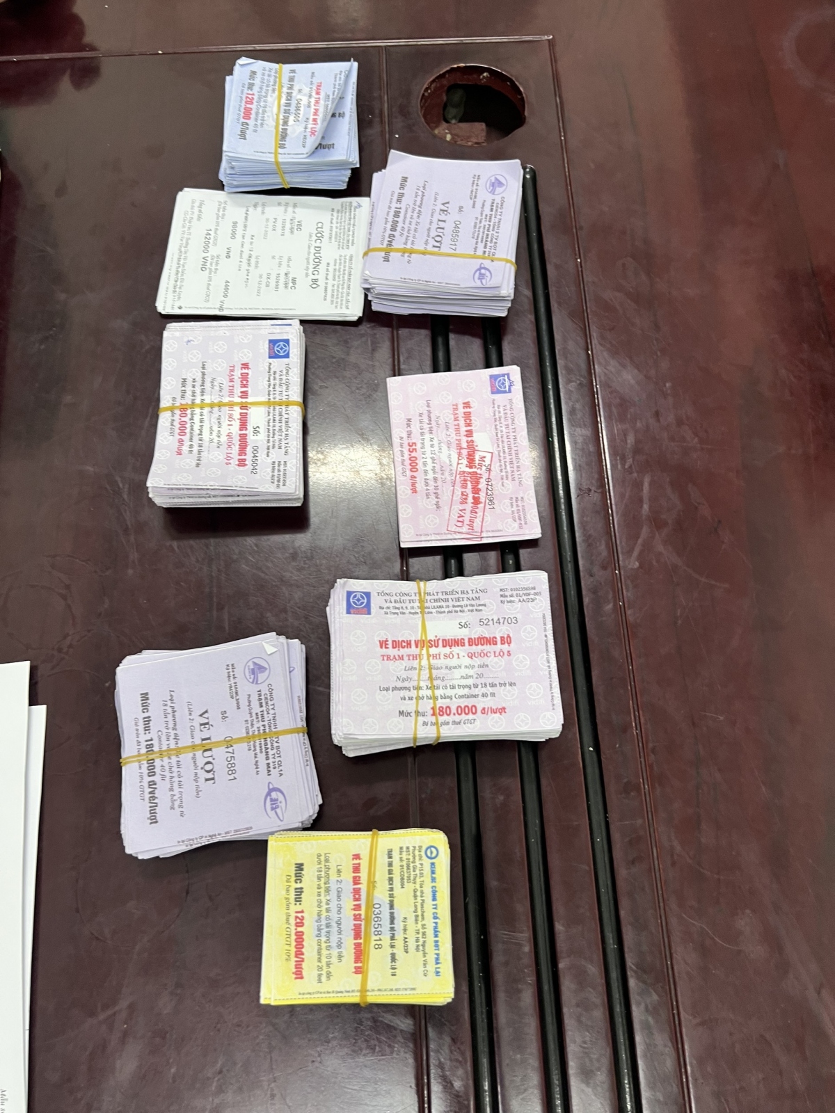  bat 3 doi tuong co hanh vi mua ban, lam gia ve thu phi duong bo hinh anh 3