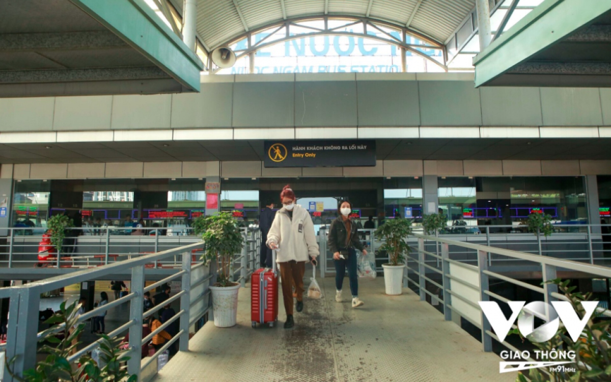 nhung ngay can tet, khong khi tai cac ben xe khach o ha noi am dam hinh anh 14