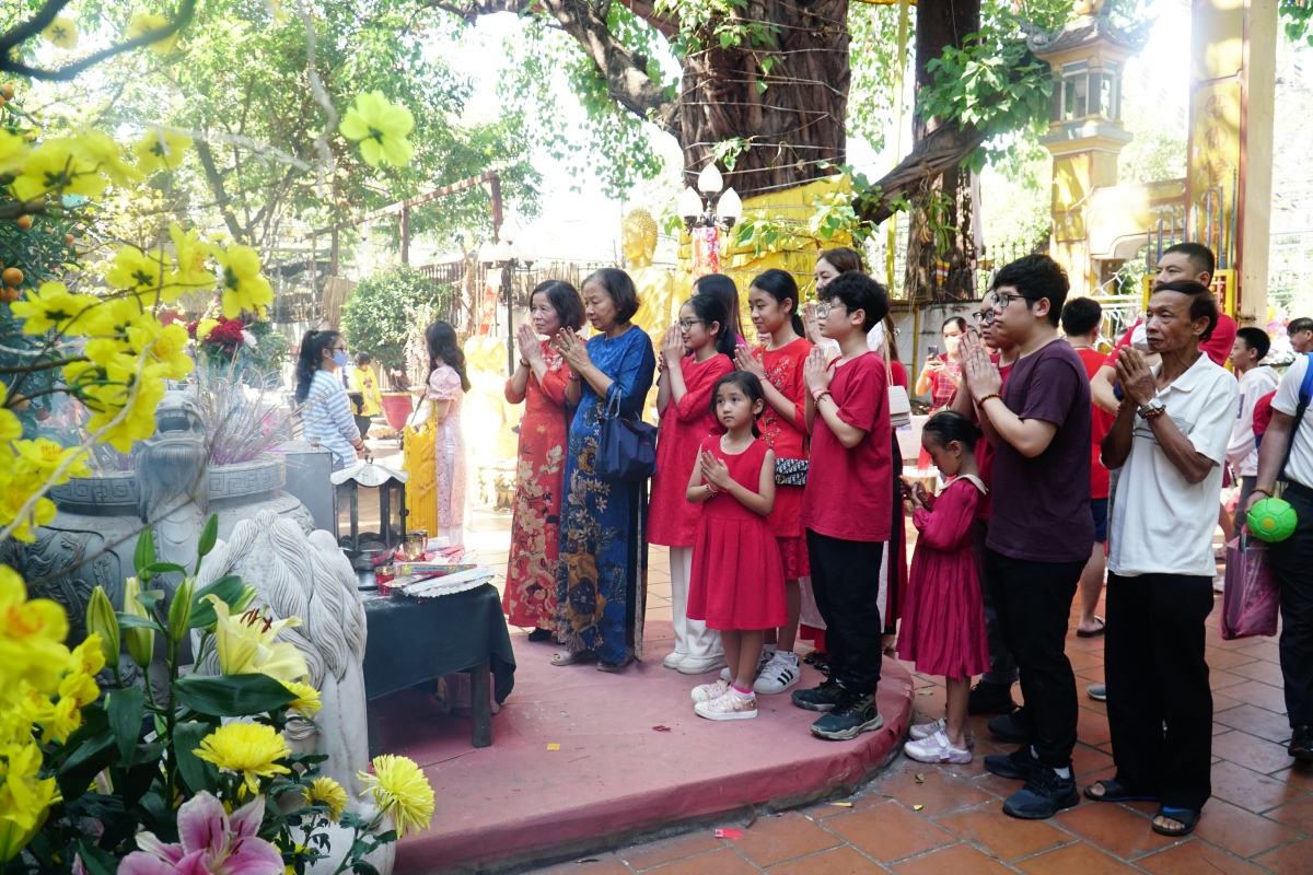 nguoi viet tai nuoc ngoai giu gin phong tuc di le chua dau nam hinh anh 5
