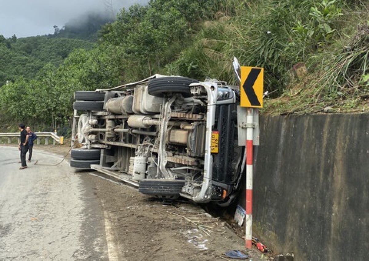 lat xe tai tren duong ho chi minh khien 3 nguoi tu vong hinh anh 1