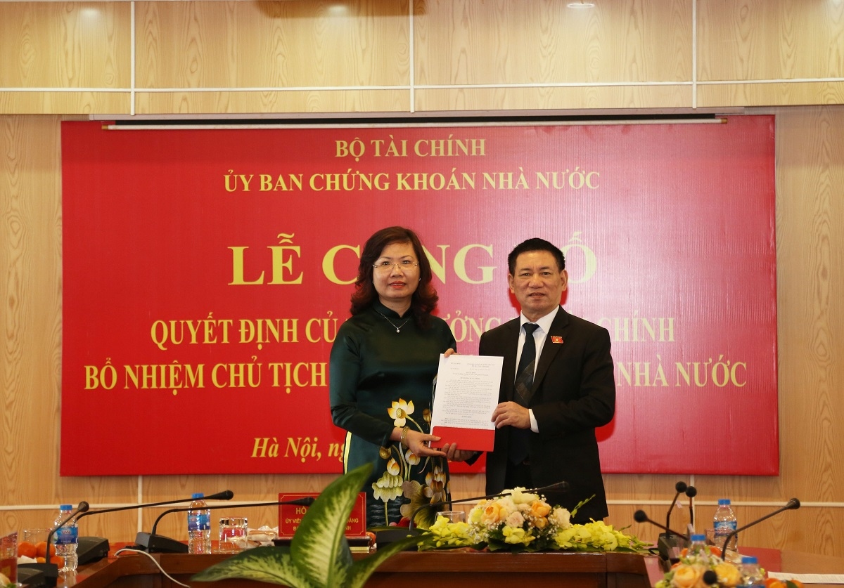 trao quyết định bổ nhiệm chủ tịch Ủy ban chứng khoán nhà nước hình ảnh 1 trao quyet dinh bo nhiem chu tich Uy ban chung khoan nha nuoc hinh anh 1