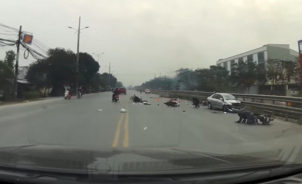 xe điên gây tai nạn liên hoàn, đâm hàng loạt xe máy ở hà nội hình ảnh 1 xe dien gay tai nan lien hoan, dam hang loat xe may o ha noi hinh anh 1