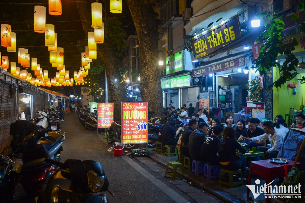cac hang quan o ha noi dong kin khach an nhau tat nien hinh anh 3