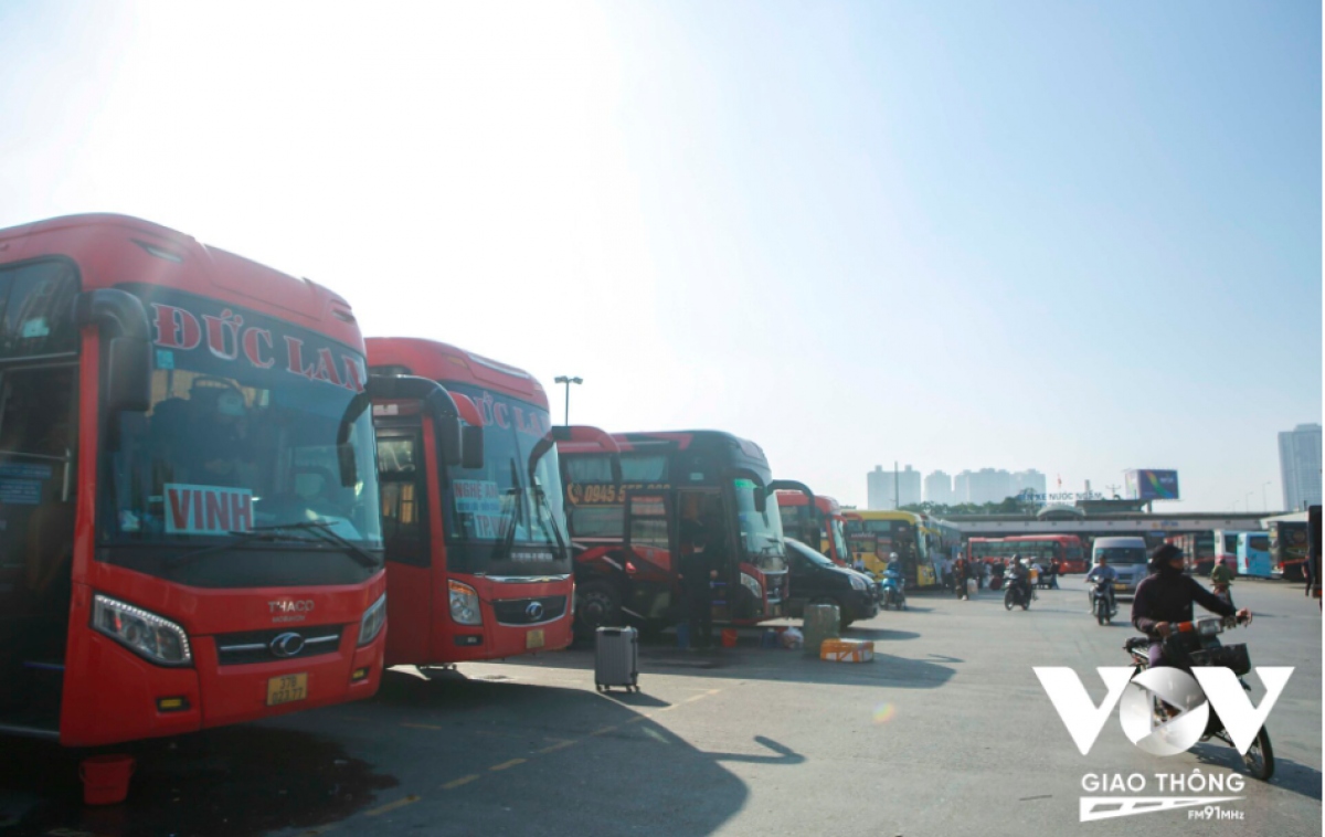 nhung ngay can tet, khong khi tai cac ben xe khach o ha noi am dam hinh anh 7