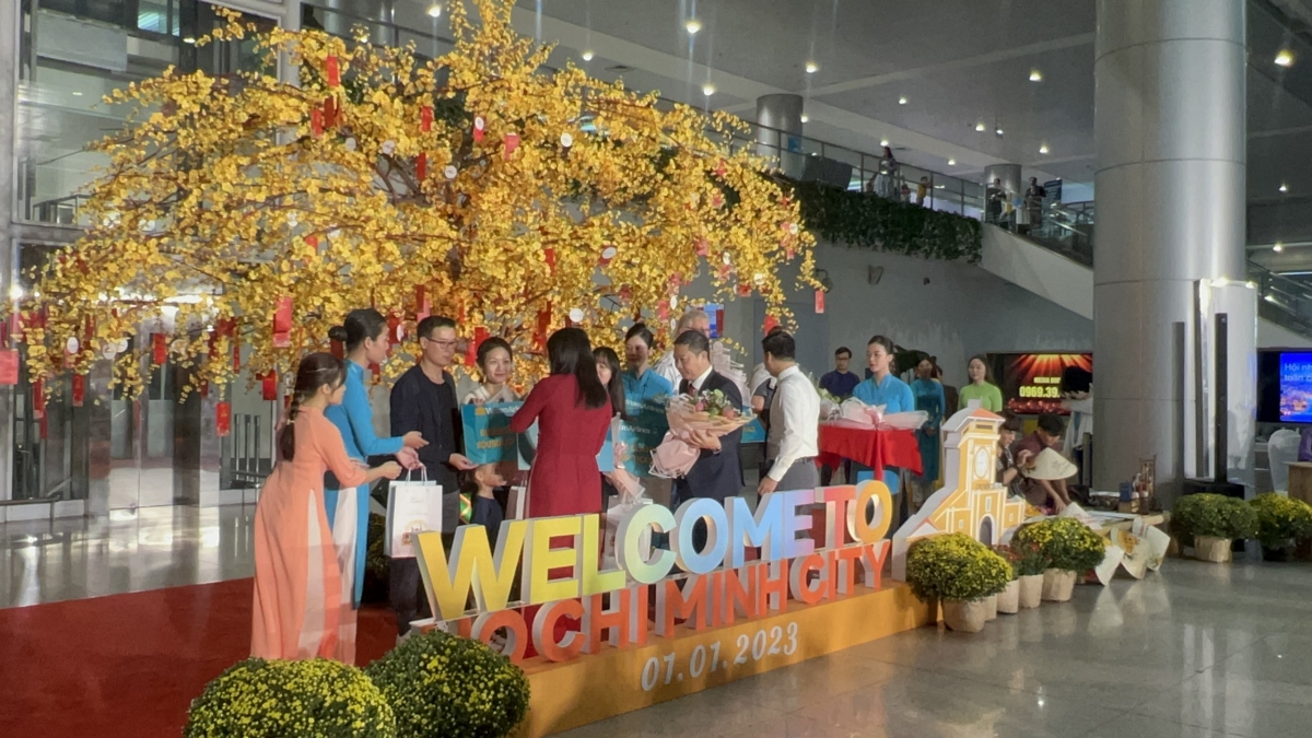 du lich tp.hcm don doan khach quoc te dau tien trong nam 2023 hinh anh 2