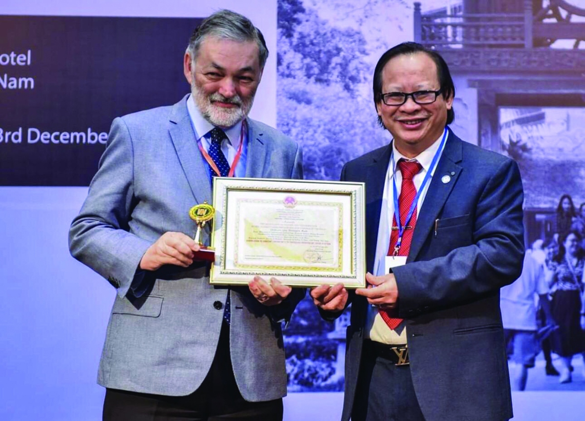 pgs.ts.bs nguyen viet nhung toi tu hao duoc goi la Ong chong lao hinh anh 2