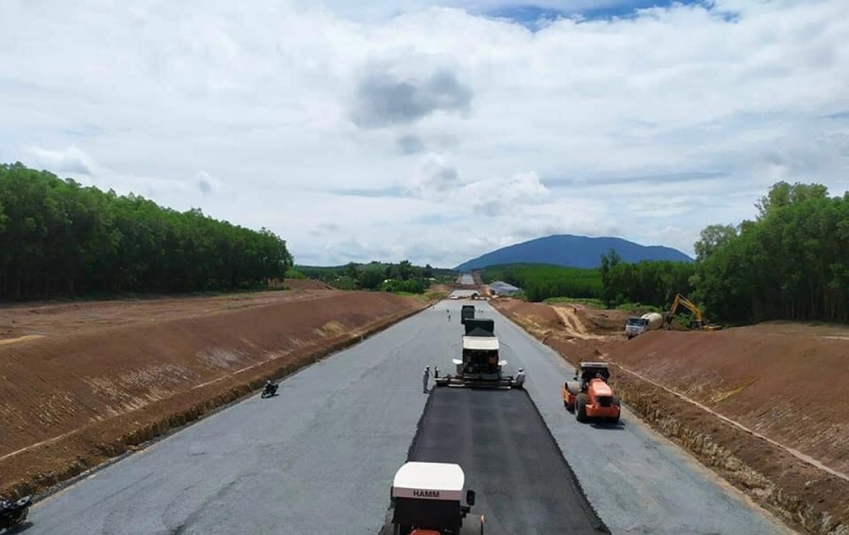 nhon nhip don tet tren cong truong cao toc phan thiet-dau giay hinh anh 5