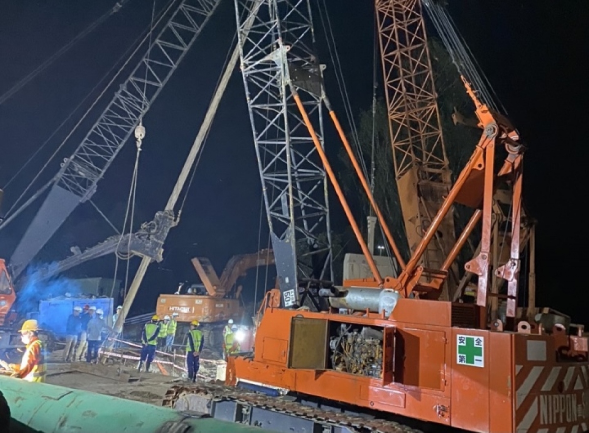 bé trai lọt xuống trụ bê tông Đưa thi thể lên trong tối nay hoặc ngày mai hình ảnh 1 be trai lot xuong tru be tong Dua thi the len trong toi nay hoac ngay mai hinh anh 1