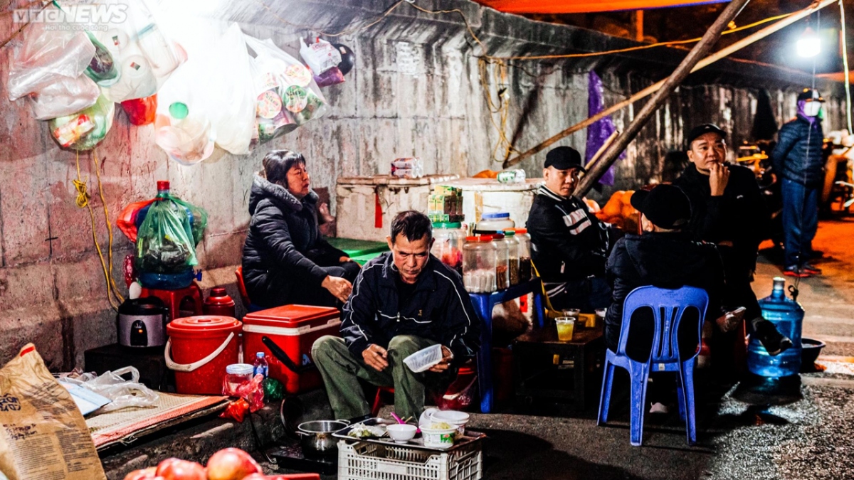 phan cuu van keo hang xuyen dem Dong gia ret, lo cai tet thieu banh chung hinh anh 11