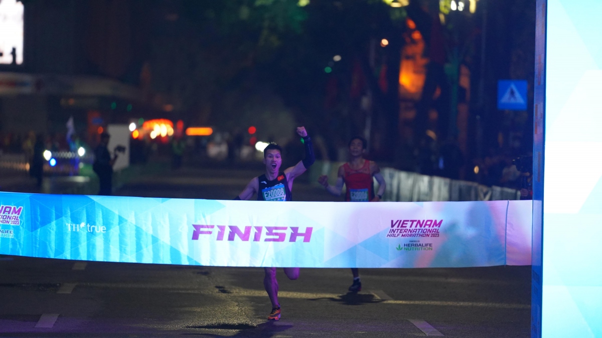 giai ban marathon quoc te viet nam 2023 nguyen thi oanh so 1, quoc luat dua van lai hinh anh 2