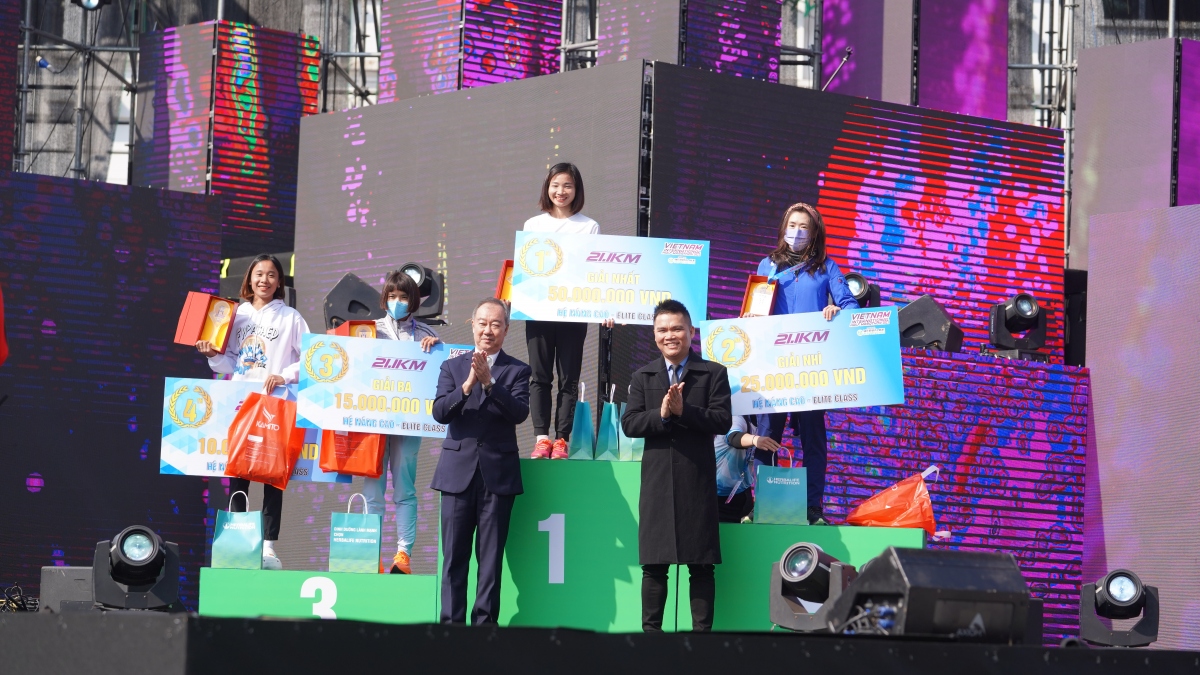 giai ban marathon quoc te viet nam 2023 nguyen thi oanh so 1, quoc luat dua van lai hinh anh 4