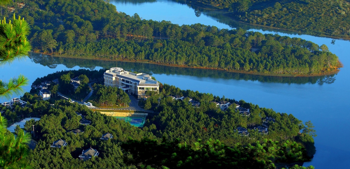 Đà Lạt có nhiều khu nghỉ dưỡng nằm trong không gian xanh và thanh bình. Nguồn: Booking