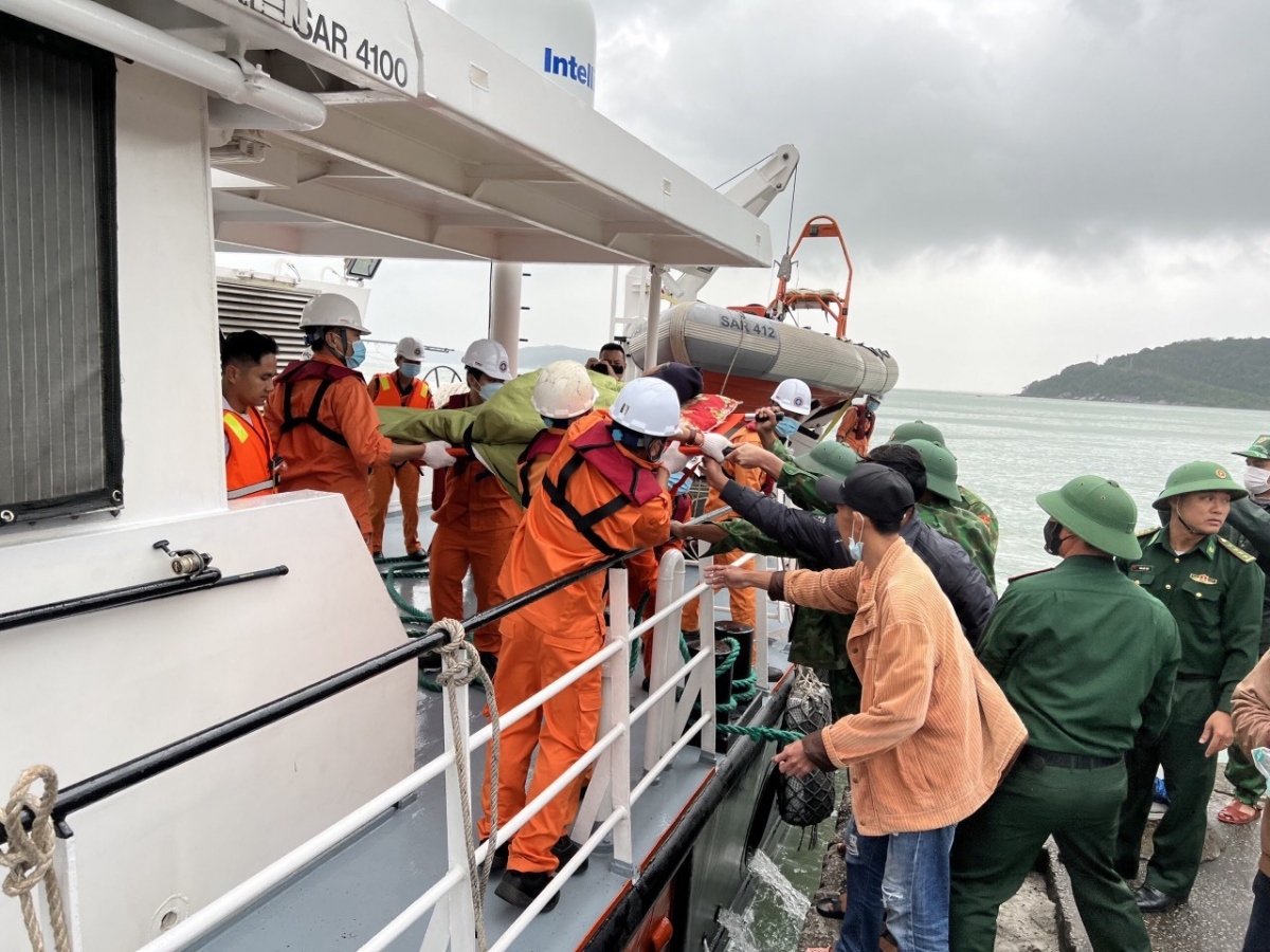 Đưa 2 người dân bị tai biến từ cù lao chàm vào đất liền cấp cứu hình ảnh 1 Dua 2 nguoi dan bi tai bien tu cu lao cham vao dat lien cap cuu hinh anh 1