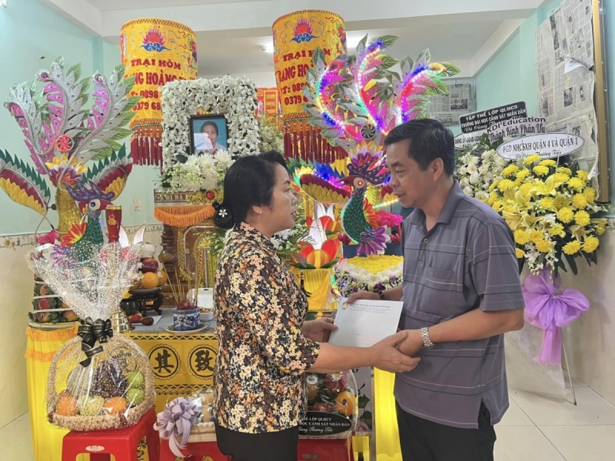 tp.hcm hỗ trợ gia đình nạn nhân tử vong trong sự cố sập kho chứa hàng hình ảnh 1 tp.hcm ho tro gia dinh nan nhan tu vong trong su co sap kho chua hang hinh anh 1