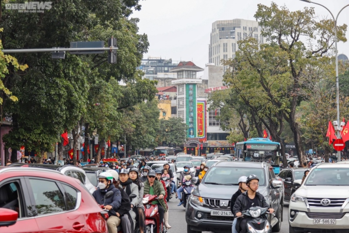 mung 2 tet, pho quanh ho guom dong nghit nguoi hinh anh 2