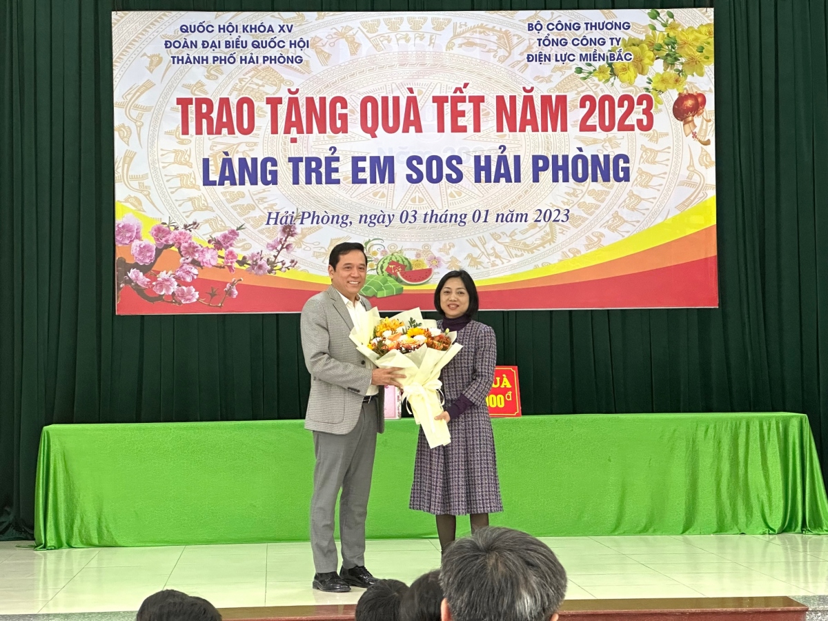 evnnpc cung Doan dai bieu quoc hoi tp hai phong tang qua tet cho nguoi ngheo hinh anh 7