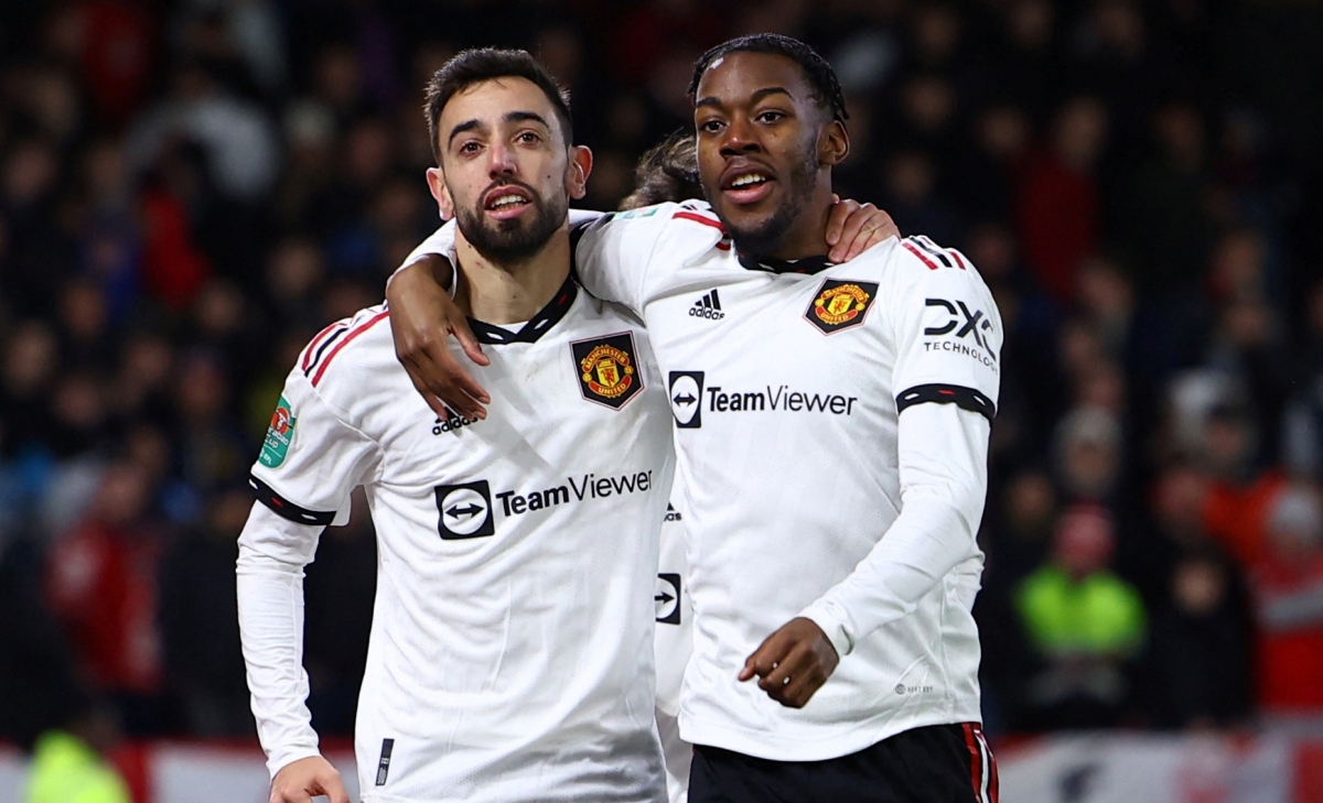 rashford re bong tu giua san ghi ban, mu thang dam nottingham hinh anh 2