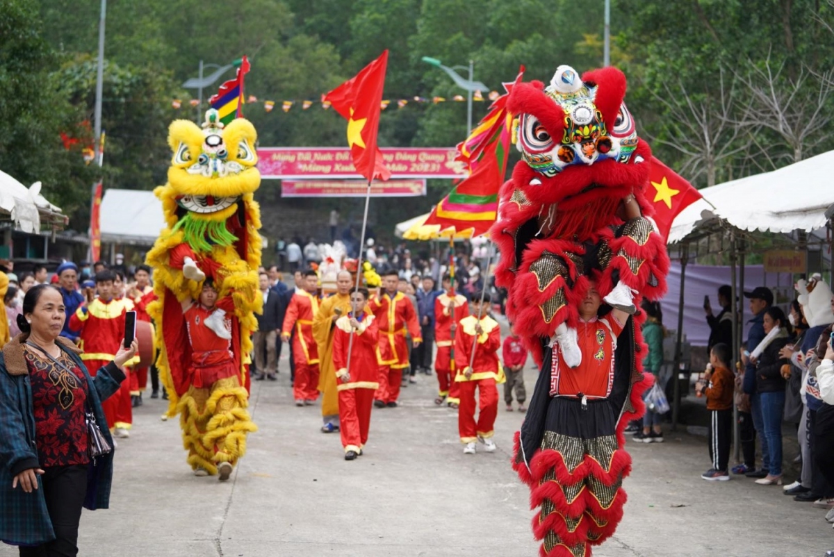Dau nam len nui than Dinh xem le hoi ruoc nuoc thieng va dai le cau an hinh anh 3