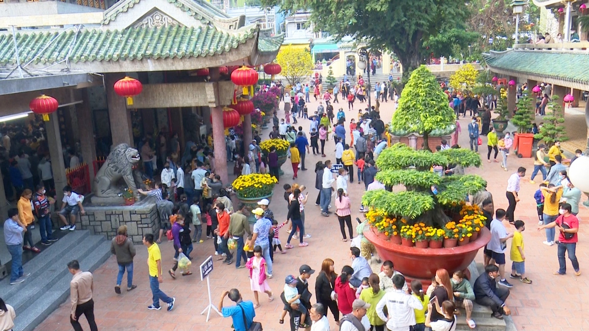 hàng trăm nghìn lượt du khách đến an giang trong dịp tết quý mão 2023 hình ảnh 1 hang tram nghin luot du khach den an giang trong dip tet quy mao 2023 hinh anh 1