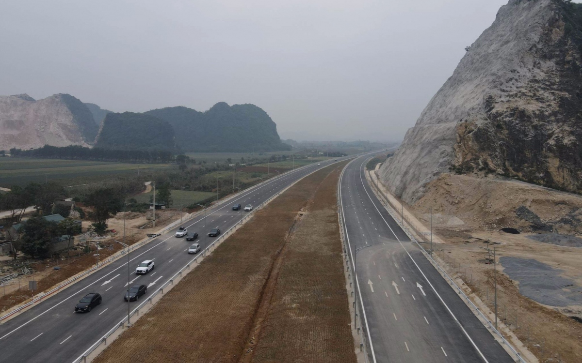 ngay dau cho xe di cao toc ninh binh - thanh hoa, un tac tu nut giao ra ql1 hinh anh 2