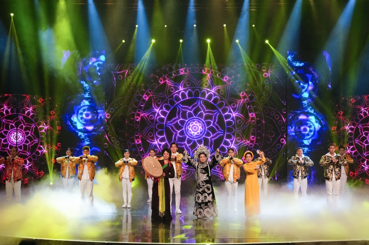 Duc phuc, osen ngoc mai, my anh truyen cam hung bat tan chao nam moi hinh anh 6