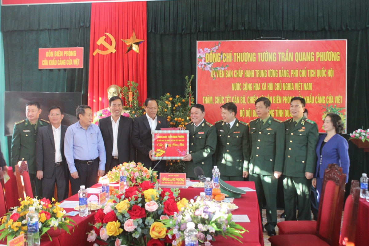 Phó Chủ tịch Quốc hội Trần Quang Phương chúc Tết tại Quảng Trị