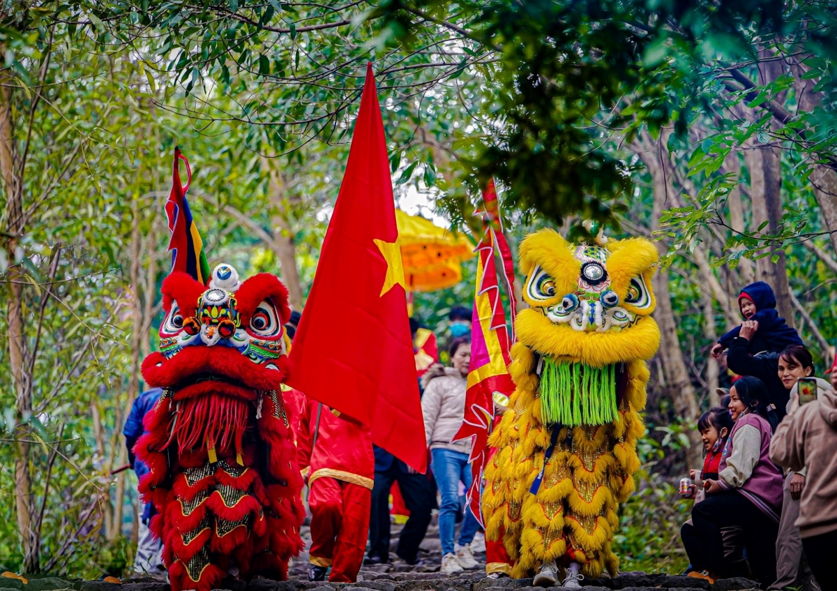 Dau nam len nui than Dinh xem le hoi ruoc nuoc thieng va dai le cau an hinh anh 4