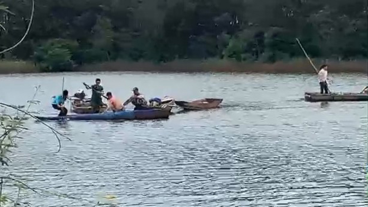 hai cha con gap nan khi cheo xuong qua long ho thac mo tham ray hinh anh 1