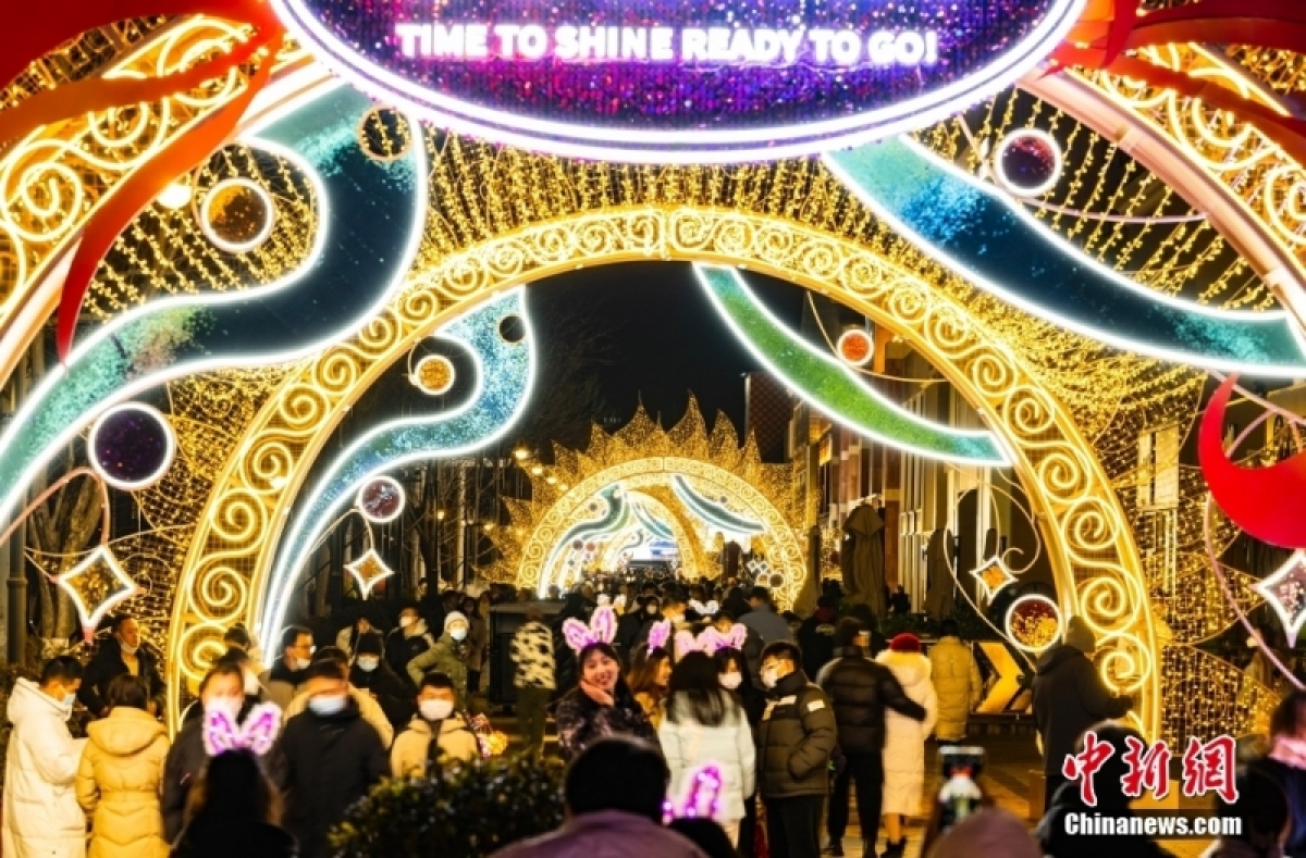 nguoi dan trung quoc tung bung chao don nam moi 2023 bat chap dich benh hinh anh 2