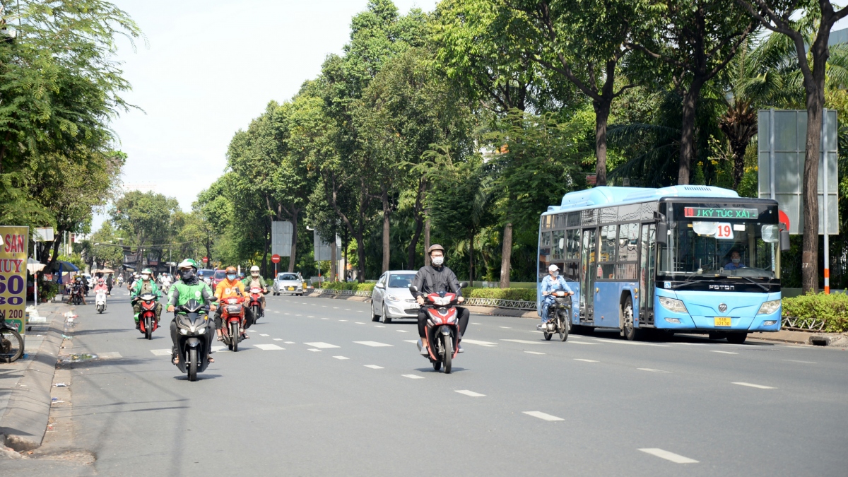 cua ngo tp.hcm thong thoang trong ngay mung 4 tet hinh anh 2