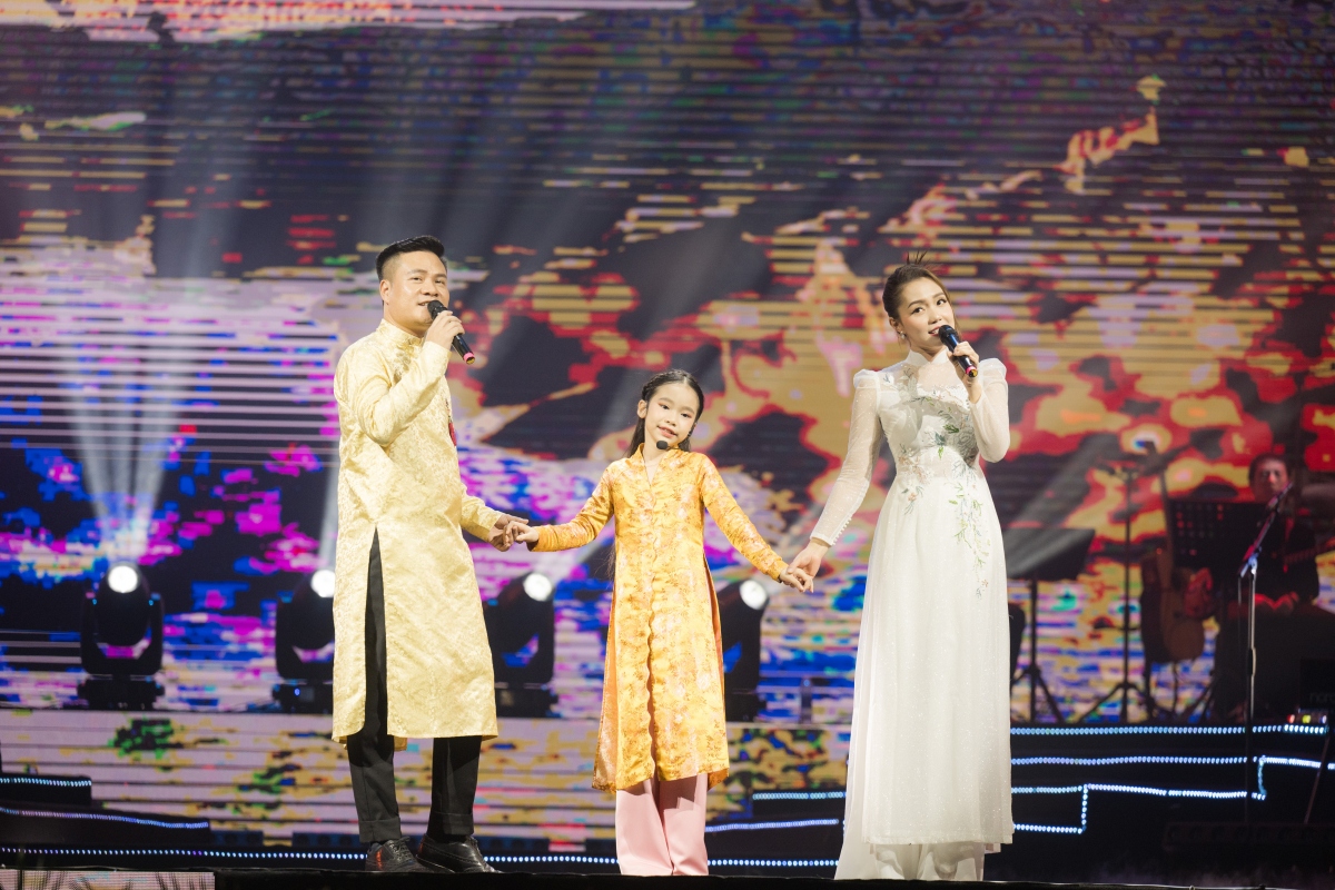 nguyễn ngọc anh đẹp quyến rũ trong chương trình xuân quê hương hình ảnh 1 nguyen ngoc anh dep quyen ru trong chuong trinh xuan que huong hinh anh 1