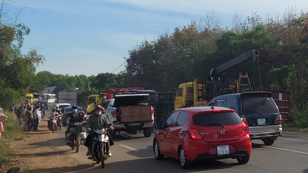 dong nguoi ve que an tet nhich tung ti tren quoc lo 14 qua binh phuoc hinh anh 2