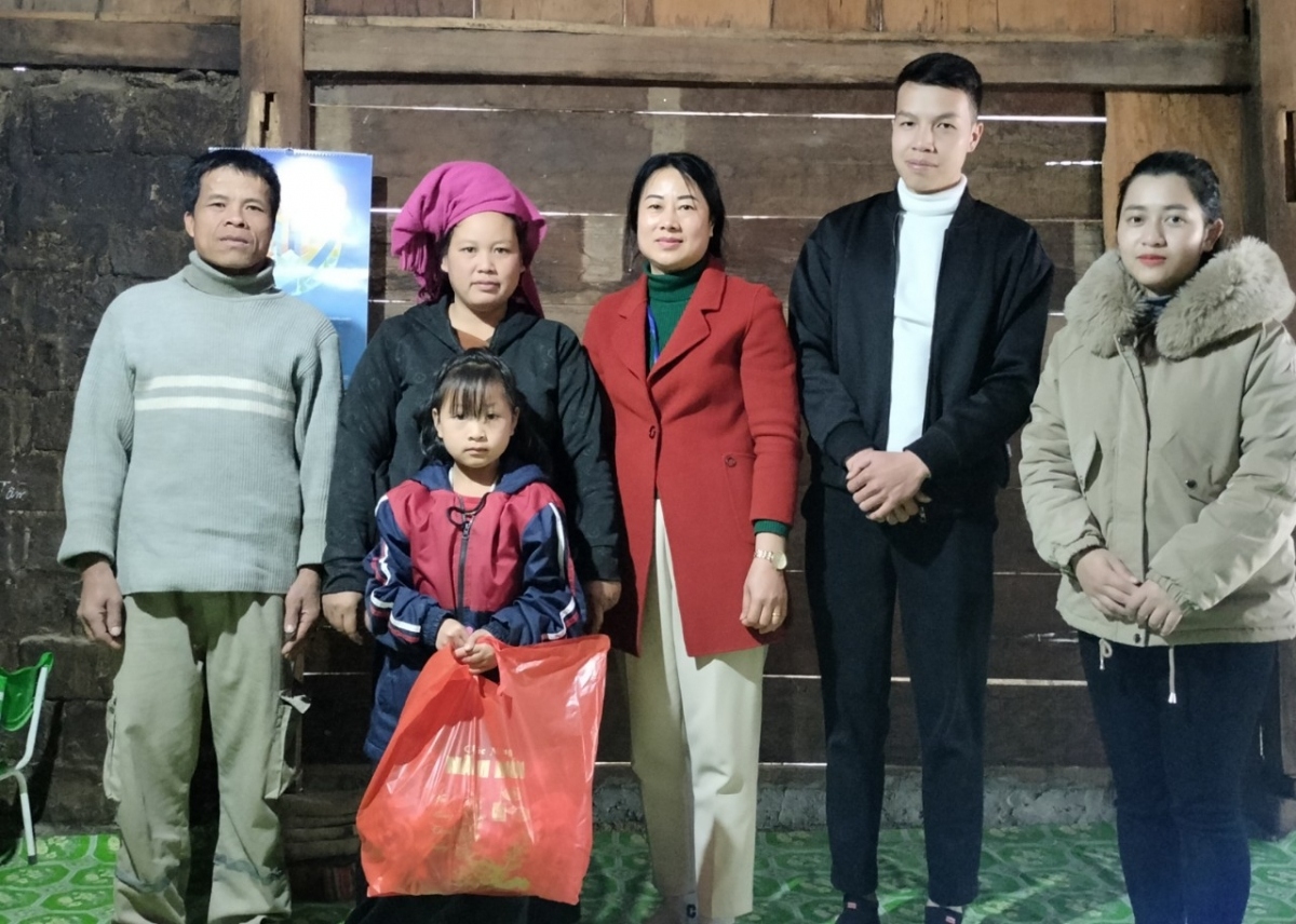 tết của học sinh nghèo một hộp bánh, một gói mứt tết cũng đáng quý hình ảnh 1 tet cua hoc sinh ngheo mot hop banh, mot goi mut tet cung dang quy hinh anh 1