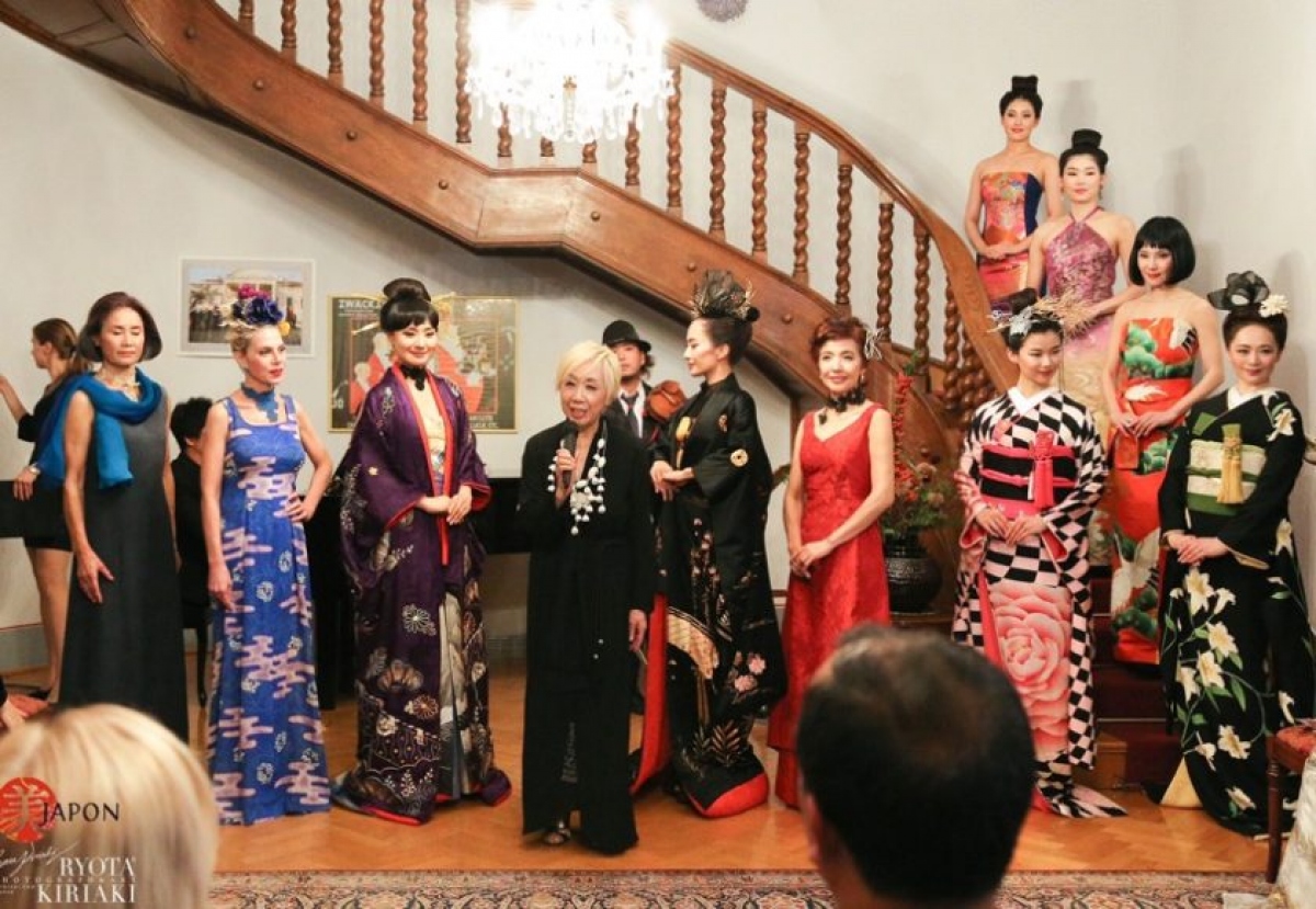 giao luu van hoa kimono ao dai fashion show hinh anh 2